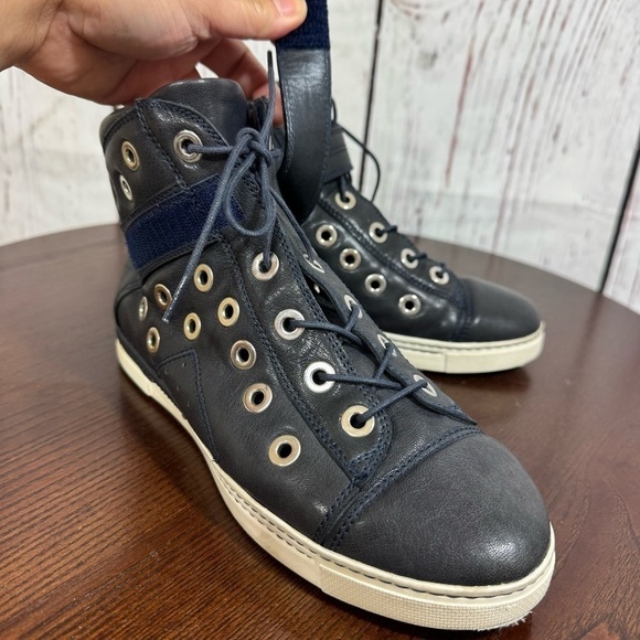 STUART WEITZMAN women’s high top sneakers dark navy blue riveted size 7.5 GUC - Picture 16 of 16
